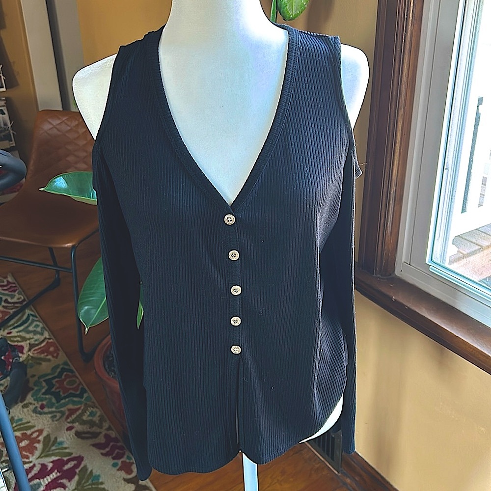 Rue 21 Black Cold Shoulder Faux Button Up Top Med
